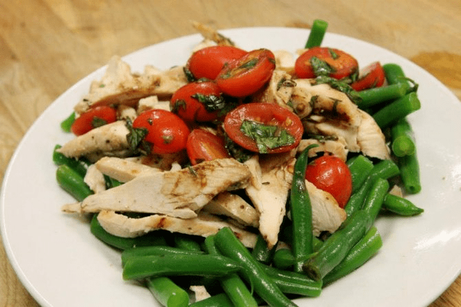 proteinli dietada tovuq salatasi